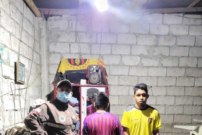 Incursión. Elementos policiales registran una de las casas registradas.