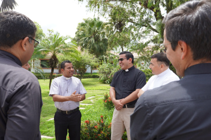 Orden. Al fondo, Rolando Contreras y Gerahld Burnham, los postulantes