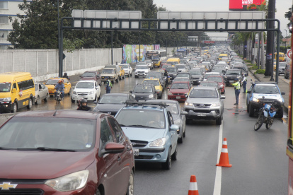 Daños. Debido a los atascos que se extendieron hasta Durán y La Puntilla, los motores de algunos carros se recalentaron y tuvieron que orillarse.