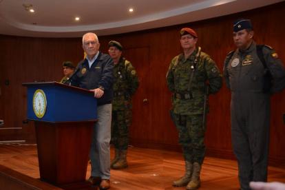 Quito. El ministro de Defensa Luis Lara junto con los generales de las FF.AA.