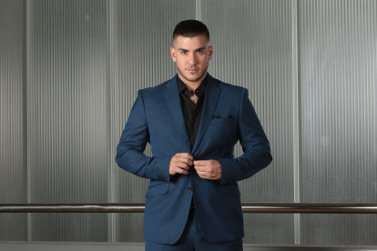 Su estilo fluctúa de lo formal a lo casual pero siempre con elegancia.