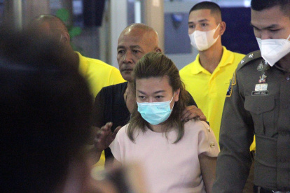 Bangkok (Thailand), 26/04/2023.- A handout photo made available by the Royal Thai Police shows police officers escort a suspect Thai Sararat Rangsiwuthaporn, who is accused of killing at least twelve victims with cyanide, to the criminal court in Bangkok, Thailand, 26 April 2023. A former wife of a senior Thai police officer was arrested and accused of being involved with the murder of at least twelve people by putting cyanide in food, police said. (Tailandia) EFE/EPA/ROYAL THAI POLICE / HANDOUT HANDOUT EDITORIAL USE ONLY/NO SALES