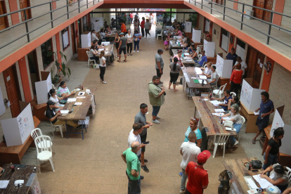 Personas participan en una jornada de votación en Asunción (Paraguay), en una fotografía de archivo. EFE/ Rubén Peña