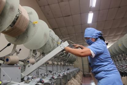 ING. CHARLES DÁVILA PROPIETARIO DE LA EMPRESA HILACRIL QUIEN REALIZÓ UN RECORRIDO DE COMO SE ESTA TRABAJANDO LUEGO DE LA CUARENTENA DWL COVID 19 05 DE JUNIO DEL 2020 ANGELO CHAMBA Agencia (ag-expreso ag-extra ag-Quito)