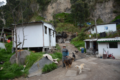 Familias de recicladores habitan en una zona de deslave.