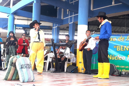 Las coplas, fue uno de los actos que más gozó el público.