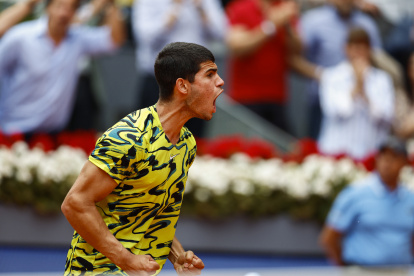 El tenista español Carlos Alcaraz reacciona tras vencer al finlandés Emil Ruusuvuori.