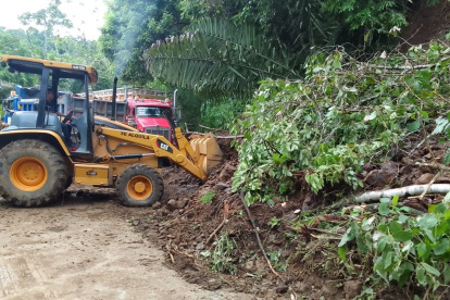 Maquinaria limpia la vía en el sector Cinco Cerros, entre Santa Elena y Manabí.