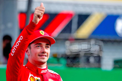 Charles cubrió los 6.003 metros de la pista de la capital azerbaiyana en 1 minuto, 40 segundos y 203 milésimas, 188 menos que Verstappen.