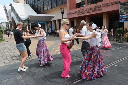 Turismo. El evento atrajo además a turistas extranjeros, quienes se engancharon con la música y el baile de las alumnas de la Escuela de Ballet de la CCNG.