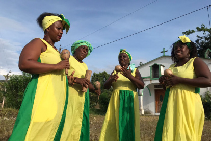Actividad. Cuatro integrantes del grupo Afroraíces, entre ellas, Yadira Mercado (fundadora), cantan arrullo al pie de la iglesia de la Casa del Pobre.