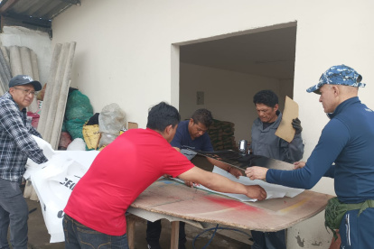 Organización. Los integrantes del FUT elaboran banderas para la movilización prevista para el lunes próximo.