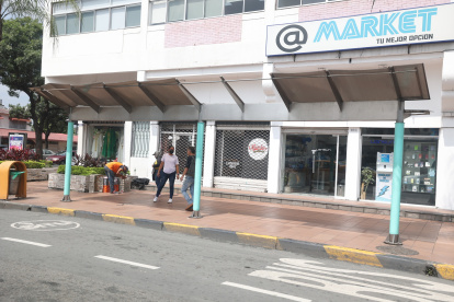 Ciudadanos piden arreglo del rubro para cubrirse del sol.