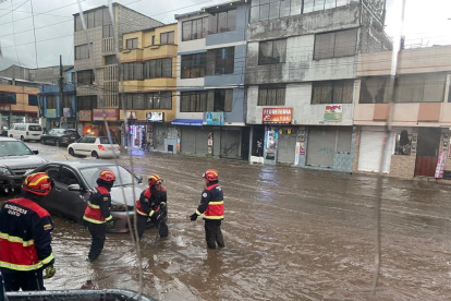 Colapso. Las calles de algunos barrios quedaron anegadas tras la fuerte lluvia