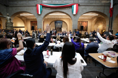 MEX3538. CIUDAD DE MÉXICO (MÉXICO), 29/04/2023.- Fotografía cedida hoy por la Cámara de Senadores dE una sesión de trabajo en Ciudad de México (México). El Senado mexicano aprobó la madrugada de este sábado una serie de reformas, la mayoría impulsadas por el presidente Andrés Manuel López Obrador, entre ellas la que da al Ejército ingresos económicos por turismo y el control indefinido del Tren Maya, obra prioritaria de este gobierno, y la que desaparece al Instituto de Salud para el Bienestar (Insabi). EFE/Cámara de Senadores /SOLO USO EDITORIAL/SOLO DISPONIBLE PARA ILUSTRAR LA NOTICIA QUE ACOMPAÑA (CRÉDITO OBLIGATORIO)