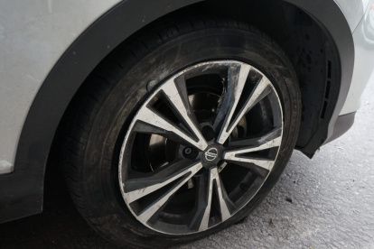 Las llantas del costado derecho se poncharon y fue por eso que el galeno pidió ayuda a su padre.