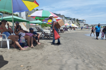 De a poco llegan turistas a balnearios de Santa Elena.