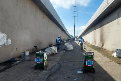 En los puentes intervenidos encontraron gran cantidad de desechos de toda naturaleza.