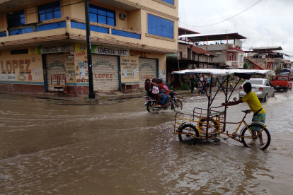 Desde hace ocho días, la población de Laurel, en la provincia del Guayas, permanece bajo agua.