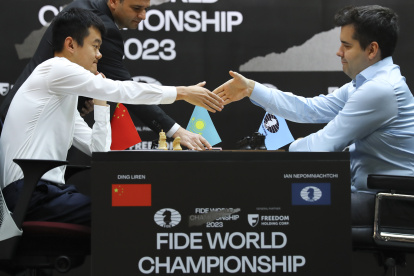 Ian Nepomniachtchi (d) y Ding Liren en una de las últimas de las 14 partidas que hasta ahora lleva disputando.