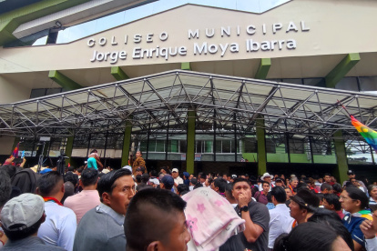 Exteriores del coliseo donde fueron citadas las delegaciones provinciales para votar por el nuevo coordinador de Pachakutik, en Puyo, Pastaza.