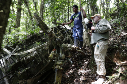 AME4188. RÍO CONGO ARRIBA (PANAMÁ), 25/04/2023.- Observadores de aves caminan por la zona donde se encuentran los restos de dos helicópteros accidentados en el cerro Chucanti, el 29 de marzo de 2023, en Río Congo Arriba, Darién (Panamá). Estados Unidos "está investigando" el hallazgo en un área selvática de Panamá de dos helicópteros, con inscripciones militares aparentemente estadounidenses, que intrigan a lugareños y visitantes desde hace años. EFE/ Bienvenido Velasco
