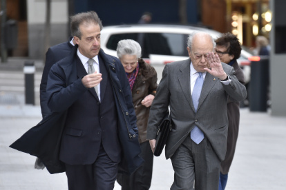Investigación. Jordi Pujol y Soley (der) sale de una audiencia junto a su defensor. El hombre confesó que había evadido dinero, pero fue tarde.