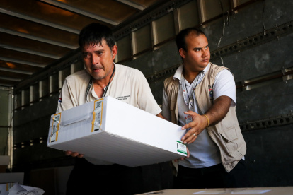 AME5136. ASUNCIÓN (PARAGUAY), 28/04/2023.- Funcionarios distribuyen hoy material electoral, en Asunción (Paraguay). Paraguay permanecía este viernes en calma y sin actividades proselitistas de los candidatos al entrar en vigor la restricción a la difusión de propaganda impuesta por la autoridad electoral, cuando faltan dos días para los comicios generales en los que se definirá al nuevo presidente del país, al Congreso y otras autoridades locales. EFE/ Raúl Martínez