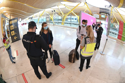 Referencia. Agentes de la Policía Nacional controlan el acceso a la T-4 del Aeropuerto Adolfo Suárez Madrid-Barajas.