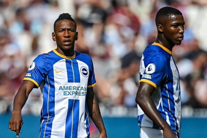 Pervis Estupiñán (i) y Moisés Caicedo participaron activamente en el partido.