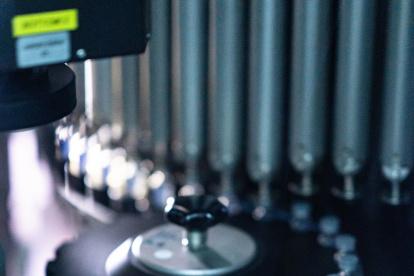 Fotografía cedida por Pfizer que muestra una línea de producción de vacunas contra la Covid-19 en la planta de la farmacéutica en Kalamazoo (EE.UU.).