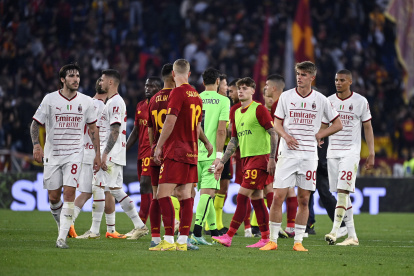 Jugadores de la Roma y el MIlán no ocultan su desazón por el mal partido planteado por ambos.