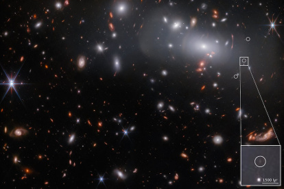 Imagen del telescopio espacial James Webb donde se localiza una pequeña galaxia nacida 500 millones de años después del Big Bang.