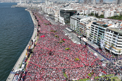 Izmir (Turkey), 30/04/2023.- A photo taken with a drone shows supporters of Turkish presidential candidate Kemal Kilicdaroglu, leader of the opposition Republican People"s Party (CHP), holding Turkish flags during his election campaign rally in lzmir, Turkey, 30 April 2023. General elections will be held in Turkey on 14 May 2023 with a two-round voting to elect the president of Turkey and the parliamentary elections will be held simultaneously to elect the members of the Grand National Assembly of Turkey. (Elecciones, Turquía) EFE/EPA/TOLGA BOZOGLU