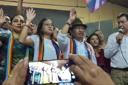 Captura de pantalla de video en el que se realiza una posesión simbólica de quienes integrarían la coordinadora de Pachakutik, entre esas personas está Guillermo Churuchumbi.
