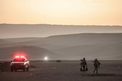 CORRECCIÓN FECHA DE TOMA AME5050. SANTA ROSA (PERÚ), 28/04/2023.- Migrantes caminan en el paso fronterizo de control entre Santa Rosa (Perú) y Chacalluta (Chile), el jueves 27 de abril de 2023. El presidente del Congreso de Chile, Vlado Mirosevic, lanzó este viernes la idea de crear "un corredor" humanitario para solucionar la crisis migratoria en la frontera norte, donde cientos de personas se agolpan desde hace dos días tratando de salir de Chile e ingresar en Perú de forma irregular. EFE/ Aldair Mejía