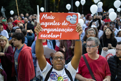 AME4781. SAO PAULO (BRASIL), 27/04/2023.- Un hombre sostiene un cartel durante una manifestación del sindicato de profesores, el 26 de abril de 2023 en Sao Paulo (Brasil). En Latinoamérica, el sindicalismo ha dejado las calles para tomar los despachos y se ha debilitado en las últimas décadas, entre otras causas, por la informalidad laboral, las “restrictivas condiciones legales en que actúan y la hostilidad de la mayoría del empresariado”, según dijeron expertos a EFE. EFE/Isaac Fontana