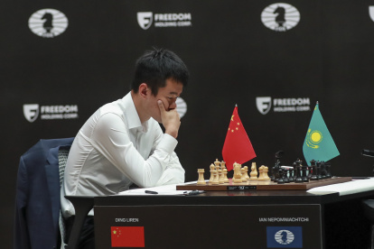 Ding Liren en la última partida del desempate luego de lo cual se proclamó monarca mundial