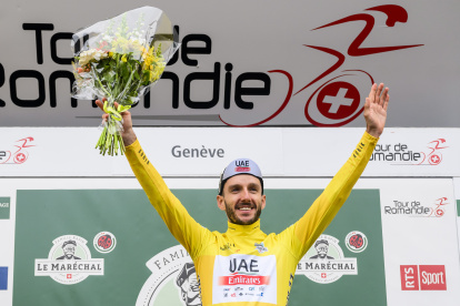 Adam Yates con el maillot amarillo de líder de la prueba en Romandía