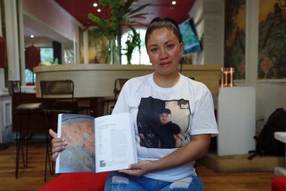 MEX2912. CIUDAD DE MÉXICO (MÉXICO), 22/04/2023.- Martha Cecilia Cruz, madre de Lucio Uriel López Cruz, desaparecido en 2017, posa durante una entrevista con EFE el 20 de abril de 2023, en Ciudad de México (México). Martha Cecilia Cruz busca desde 2017 a su hijo Lucio Uriel, sobre quien asegura en entrevista con EFE “comía mucho y de todo”, pero el pescado frito era uno de sus platos favoritos. Por eso decidió que esa receta formase parte del segundo volumen de “Recetario para la memoria”.EFE/ Sáshenka Gutiérrez