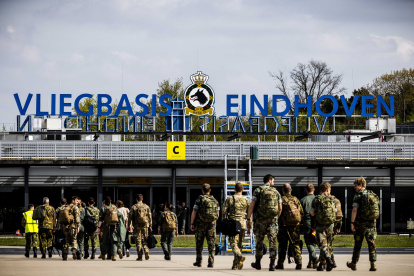 Eindhoven (Netherlands), 30/04/2023.- Evacuees from Sudan arrive at the military airport Eindhoven Air Base in Eindhoven, the Netherlands, 30 April 2023. It is the last flight to the Netherlands with evacuees from the East African country after heavy fighting broke out between the government army and militias in the capital Khartoum. (Países Bajos; Holanda, Jartum) EFE/EPA/ROB ENGELAAR