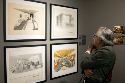 Material. Lienzos, planos y mobiliario son parte de la muestra, que se realiza en el MuNa y en el recibidor del Hotel Colón.