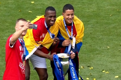 William Pacho (c) y Anthony Valencia celebraron su primer título en Bélgica.