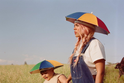 Para el anuncio, la artista volvió a invitar a Iker, el niño que se hizo famoso tras aparecer en el video de promoción de su álbum Mañana Será Bonito.