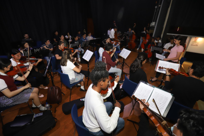 Actividad. Los integrantes de la OSJJO en uno de los ensayos previos.