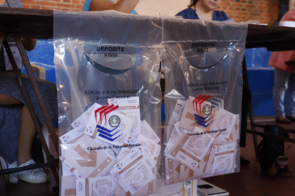 AME5615. ASUNCIÓN (PARAGUAY), 30/04/2023.- Vista hoy de urnas de votación en la escuela Perpetuo Socorro, en Asunción (Paraguay). Una masiva afluencia desde primeras horas de la mañana y cruce de acusaciones de entre el oficialismo y la oposición caracterizan el arranque de la jornada de votación de las elecciones generales en Paraguay, donde este domingo 4,8 millones de ciudadanos están llamados a las urnas para elegir presidente de la República, senadores, diputados y gobernadores. EFE/Fernando Franceschelli