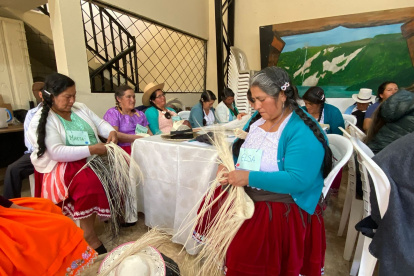 Exhibición. Mujeres de la zona rural aprenden a tejer la toquilla.