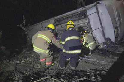 MEX3679. CAMPOSTELA (MÉXICO), 30/04/2023.- Fotografía cedida hoy por la Secretaría de Seguridad y Protección Ciudadana de Nayarit de personal de rescate en la zona donde se registró un accidente de autobús, la noche del 29 de abril de 2023 en el municipio de Campostela (México). Un autobús de pasajeros cayó el sábado en la noche a un barranco en el municipio de Compostela, en el sureño estado mexicano de Nayarit, lo que dejó un saldo de 18 muertos y decenas de heridos, informaron este domingo las autoridades locales. EFE/ Secretaría de Seguridad y Protección Ciudadana de Nayarit /SOLO USO EDITORIAL/SOLO DISPONIBLE PARA ILUSTRAR LA NOTICIA QUE ACOMPAÑA (CRÉDITO OBLIGATORIO)
