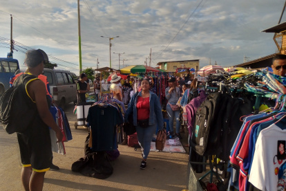 Territorio. Una parte de la arteria es ocupada por los comerciantes.