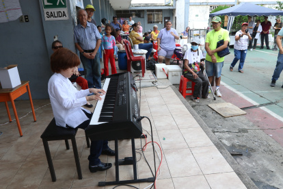 FERIA EN COLEGIO ELOY ALFARO...FD: MIGUEL CANALES....... 30 04 2023